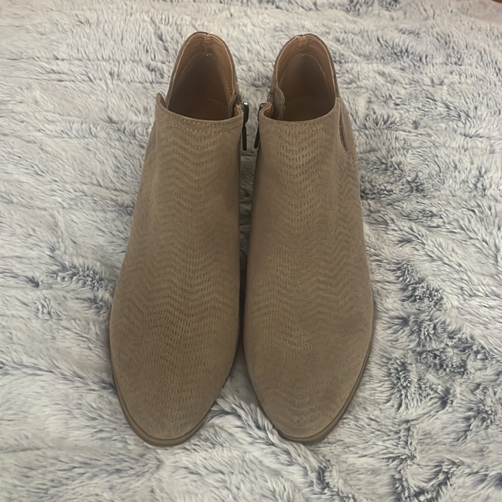 Lucky Brand Taupe Parnesa Suede Leather Ankle Sz 8.5 - Picture 2 of 7